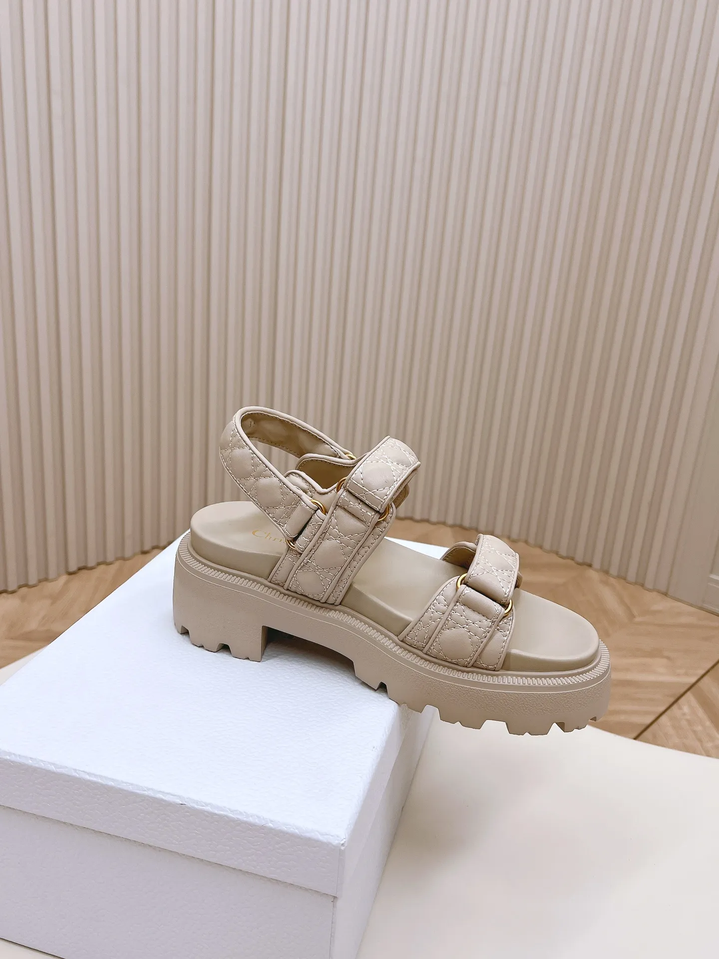 👟👟Ex-factory price 520👟👟 2024Dior Classic Velcro high-heeled sandals and slippers series original replica high version super durable and versatile style very comfortable on the foot, slim and tall, original leather upper, original d hardware buckle, original TPU outsole Heel height is about cm Size: 35-42
